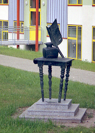 Feder und Tintenfaß, Bronzestilleben, H.-Chr. Andersen Schule, Neubrandenburg, 2000
