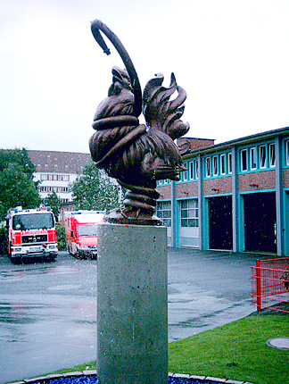 Feuerwehrhahn, Bronzebrunnen, Flensburg-Feuerwache, 2004